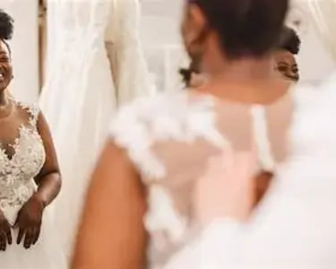 femme mariée qui se regard dans un miroir