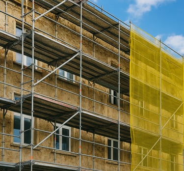 Isolation thermique par l’extérieur et rénovation de façade avec échafaudage – MACIK