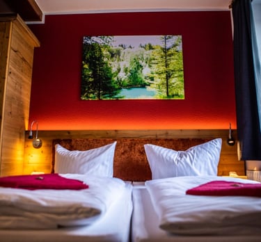 Doppelbett in einem Hotel mit indirekter Beleuchtung