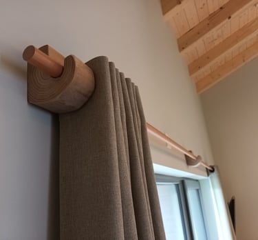 Gardinenstange mit Halterung aus urigen Holzelementen