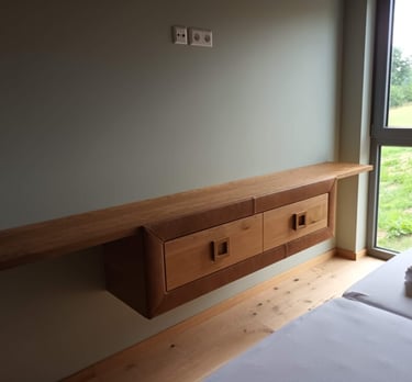Sideboard aus Massivholz mit Lederdetails
