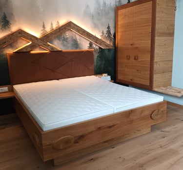 Doppelbett aus Holz mit gepolstertem Leder-Betthaupt und indirekter LED-Beleuchtung