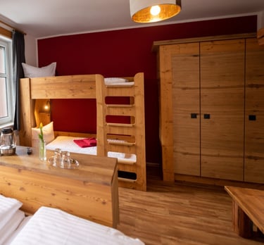 Hochbett und Kleiderschank aus Holz, gefertigt in unserer Tischlerwerkstatt in Sachsen