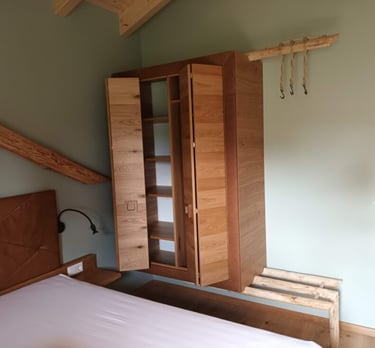 Designer-Kleiderschrank mit raffinierten Lederdetails