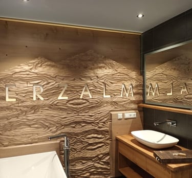 Badezimmerdesign: Wandelement aus Holz mit gefräster Bergszene und Hinterleuchtung