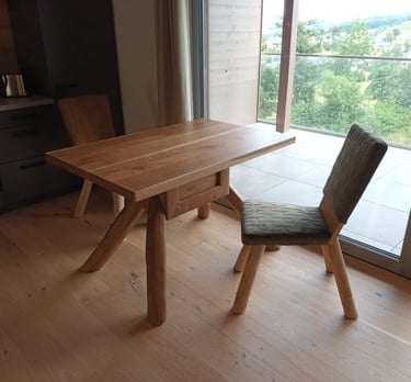Designermöbel: Massivholz-Küchentisch und gepolsterte Stühle