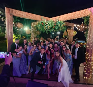 grupo de amigos juntos a los recien casados en una boda en boquete en la pista de baile