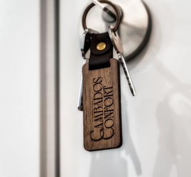 un llavero indicando el nombre de los apartamentos