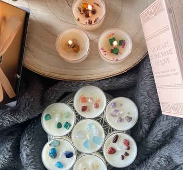 des bougies avec des pierres naturelles énergétiques, fait de manière artisanale