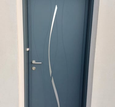 porte d'entrée noire avec design original posée par l'artisan menuisier en Vendée 