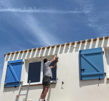 menuisier artisan en Vendée en train de réaliser l'installation d'un volet battant
