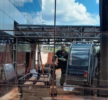 Equipamento de elevação moderna da Nacional Locação em operação segura