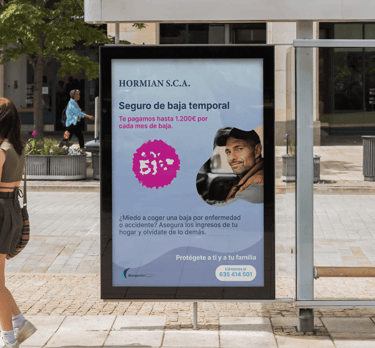 Mupi publicitario en la calle con el cartel de Bergantin Insurance