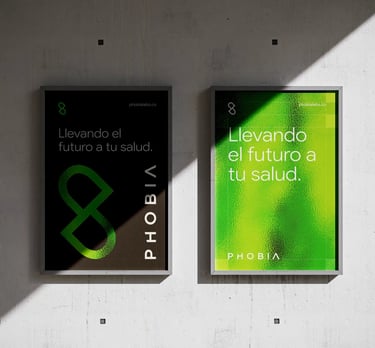 Fotografía de los carteles publicitarios de Phobia Labs sobre pared de hormigón