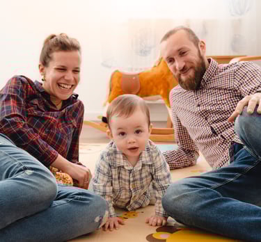 muž i žena s ponosom promatraju svoje dijete