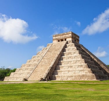 "El Castillo pyramid at Chichen Itza, Mexico — a must-see stop on Chichen Itza tours, showcasing the