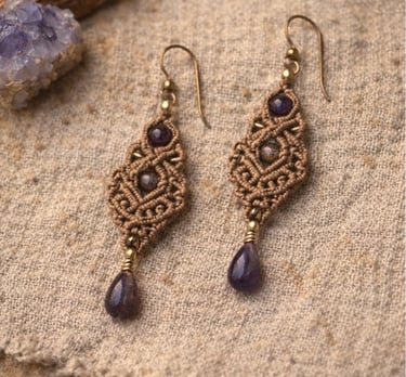 Aretes boho de macramé hechos a mano, con piedras de amatista y patrones de nudos intrincados