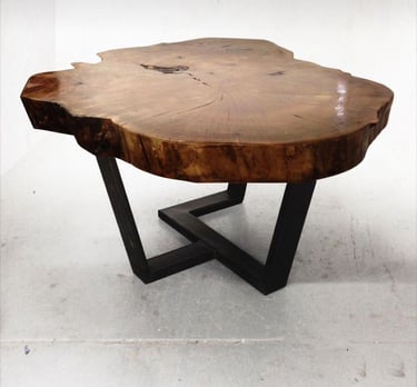 medinis-staliukas-metalines-kojos