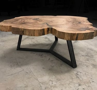 azuolinis-kavos-staliukas-metalines-kojomis