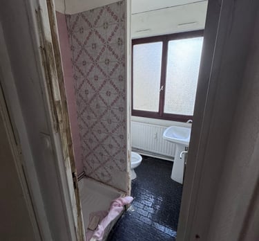 Salle de bain dans l'état avant travaux et démolition