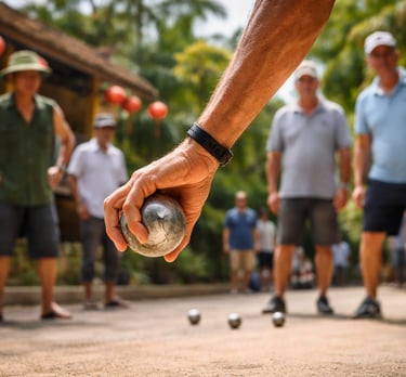 Un joueur de pétanque au Vietnam tient une boule de pétanque dans la main 