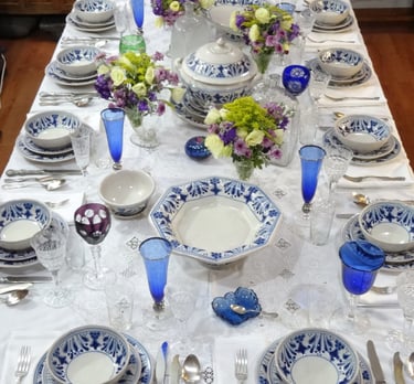 Fotode mesa de comedor puesta para 12 personas con vajilla de la colección Cocina Cinco Fuegos