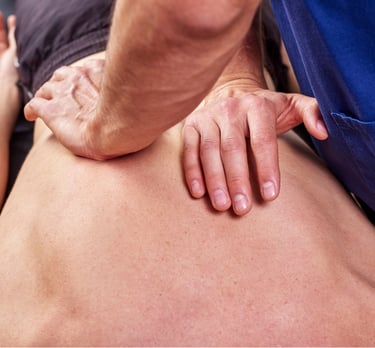 terapia manuale su paziente per trattamento della zona dorsale