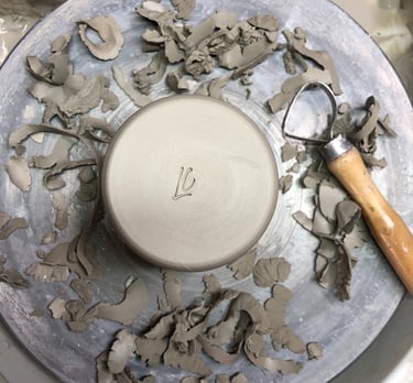 Tournassage d'une poterie.