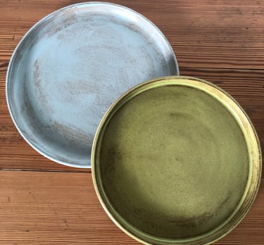Assiettes en grès, une de couleur verte l'autre en bleu.