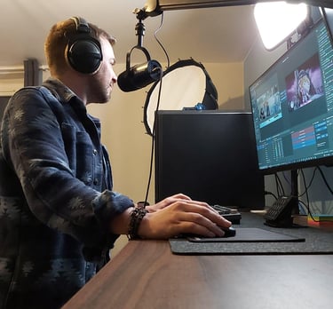 a man in coaching Aurélien Cailloce and headphones is sitting at a desk