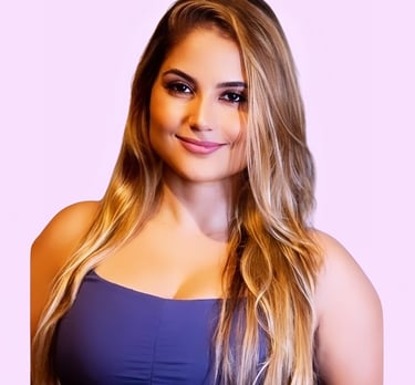 Rosiane Assumpção com um leve sorriso e um fundo rosa claro