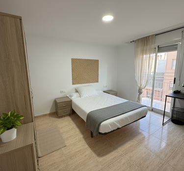 Habitación de matrimonio moderna con escritorio