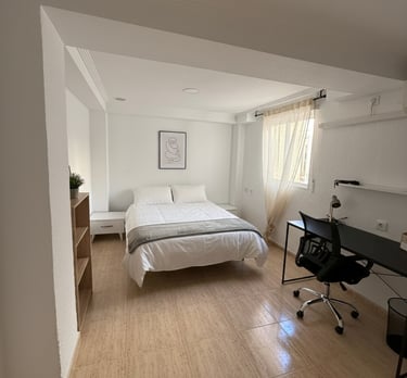 Habitación de matrimonio con escritorio