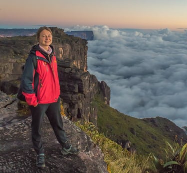 Turista Rusa viendo el amanecer desde el abismo en la cima del Tepuy Roraima