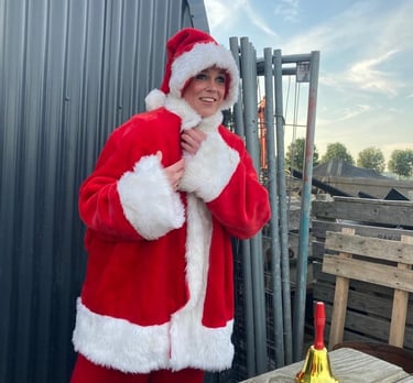 Vrouw verkleed als kerstman