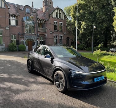Luxe Tesla taxi Groningen. Electrische taxi. Trouwauto. Uitvaartvervoer