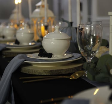 Elegant decor provided for a larger family meal gatherig.