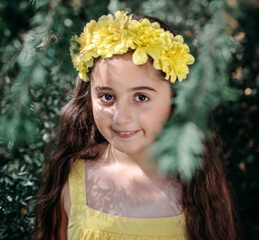 Portrait of girl with yellow flower crown – Fred Art Studio outdoor photo