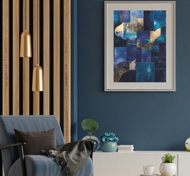 Tableau abstrait bleu et doré aux formes géométriques, encadré et exposé dans un intérieur moderne.