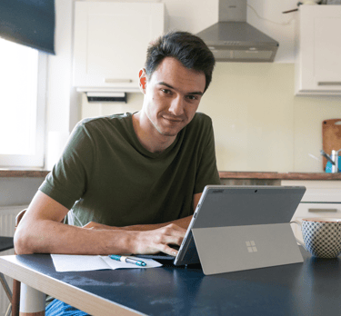Paul Stich arbeitet an seinem Laptop - Copyright Paul Stich - Foto: Asja Ahmetovic