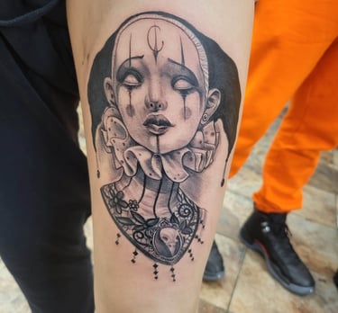 Tatuaje profesional detallado de una mujer estilo arlequin Detroit Aztec Tatto Leon Guanajuato