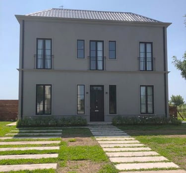 Una casa con un camino de piedra y un camino de piedra que conduce a una casa.