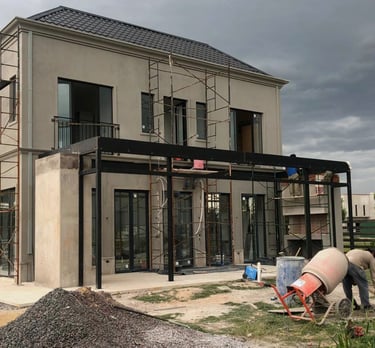 Una casa que se está construyendo en una casa con andamios