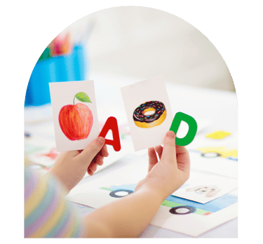 niño jugando con cartas