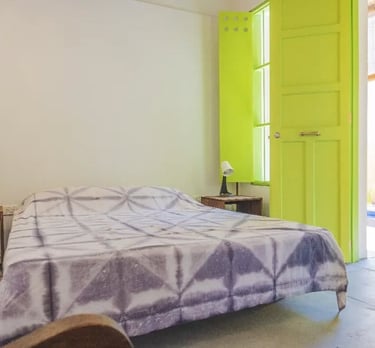 Habitación doble con cama grande en Casa Bela Honda Tolima.