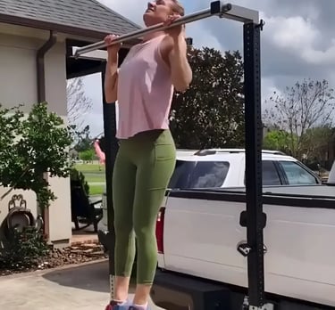 La Dani haciendo dominadas (pull-ups). Personal trainer a domicilio en Las Condes.