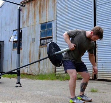 El Mati haciendo remo con landmine. Personal trainer a domicilio en Vitacura.