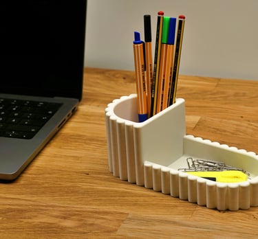 Schreibtisch Organizer für Stifte und Büroklammern auf einem Schreibtisch