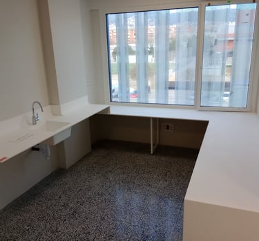 Ok solid surface zona de control de enfermería con dos alturas de trabajo