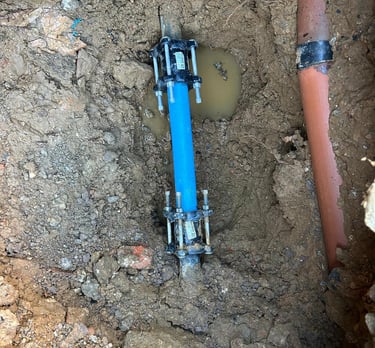 a blue pipe pipe with a blue pipe  in the middle